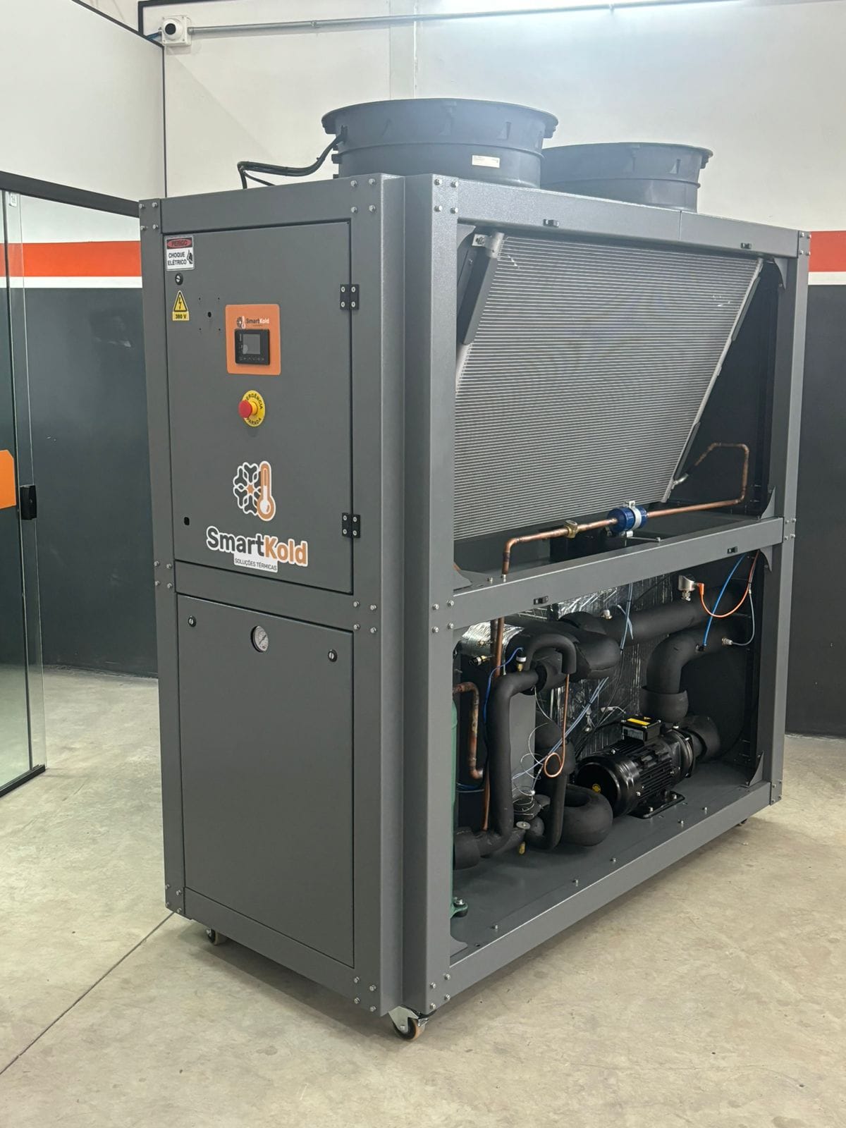 Chiller Smartkold com sistema hidráulico exposto